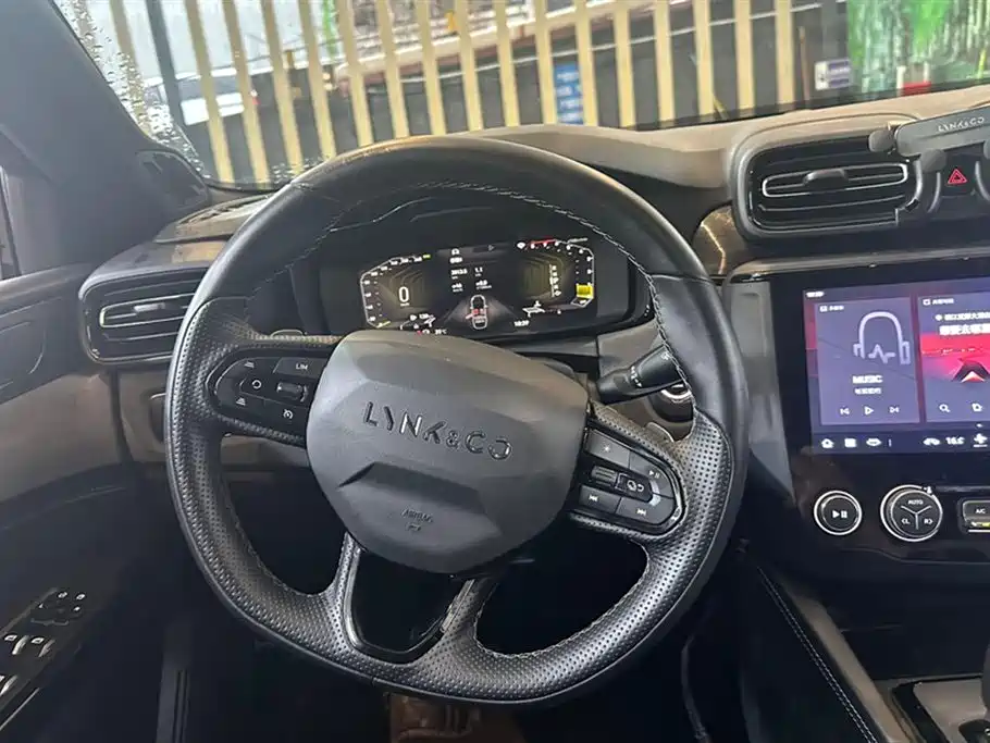 Lynk & Co 03