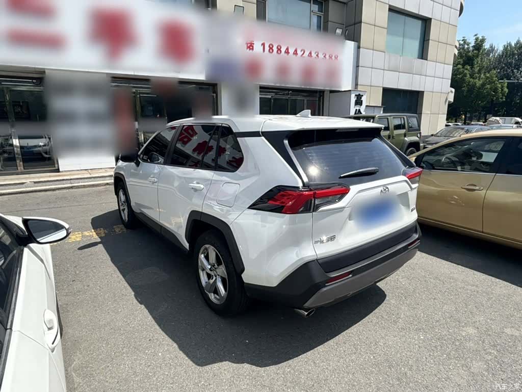 Toyota RAV4, 2023 все фото