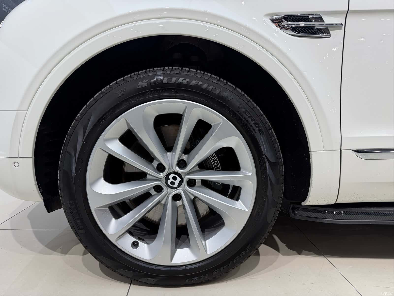 Bentley Bentayga, 2020 12