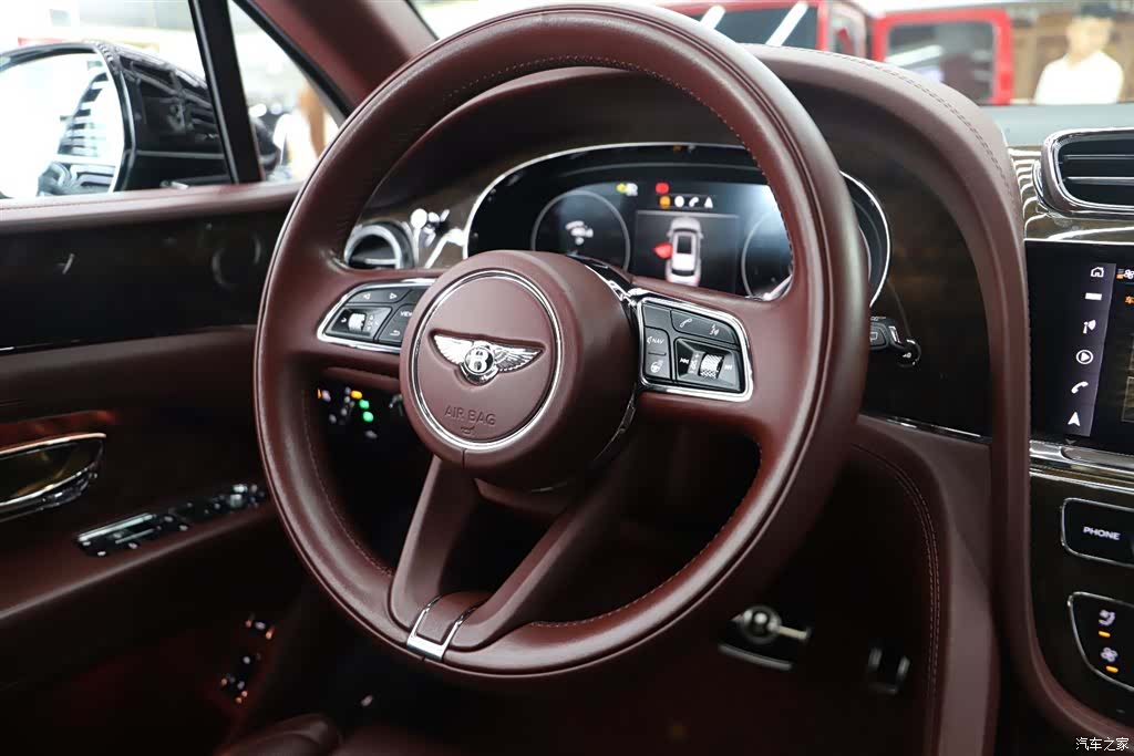 Bentley Bentayga, 2022 9