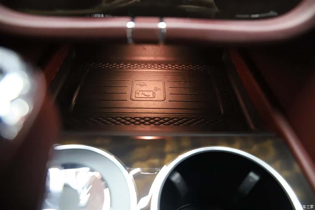 Bentley Bentayga, 2022 16