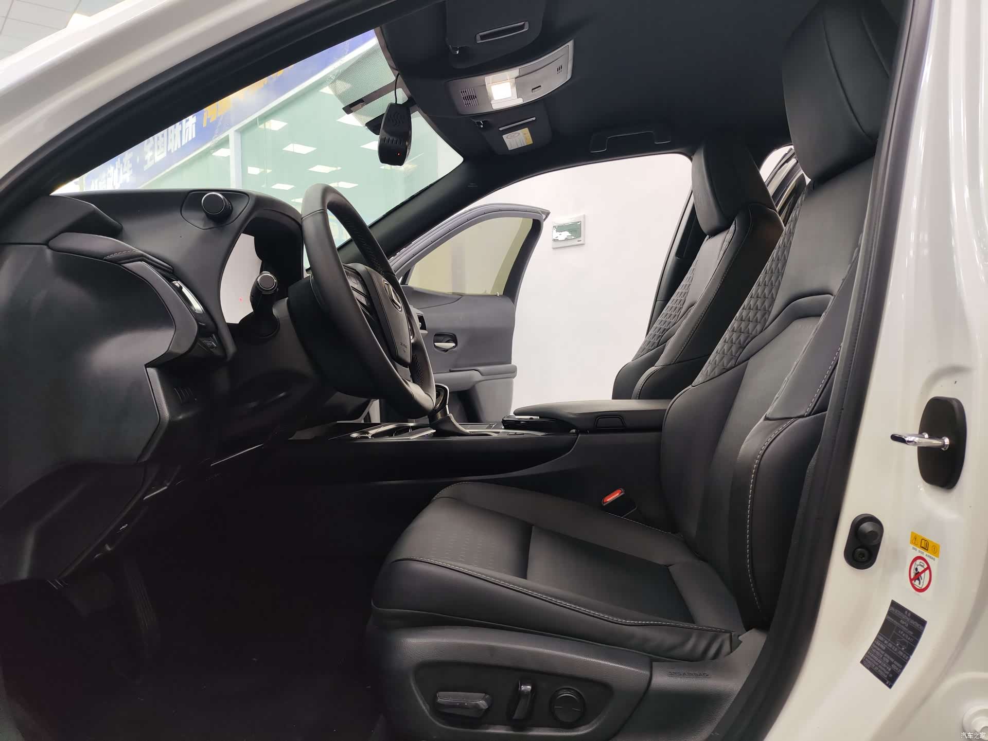 Lexus UX, 2019 7