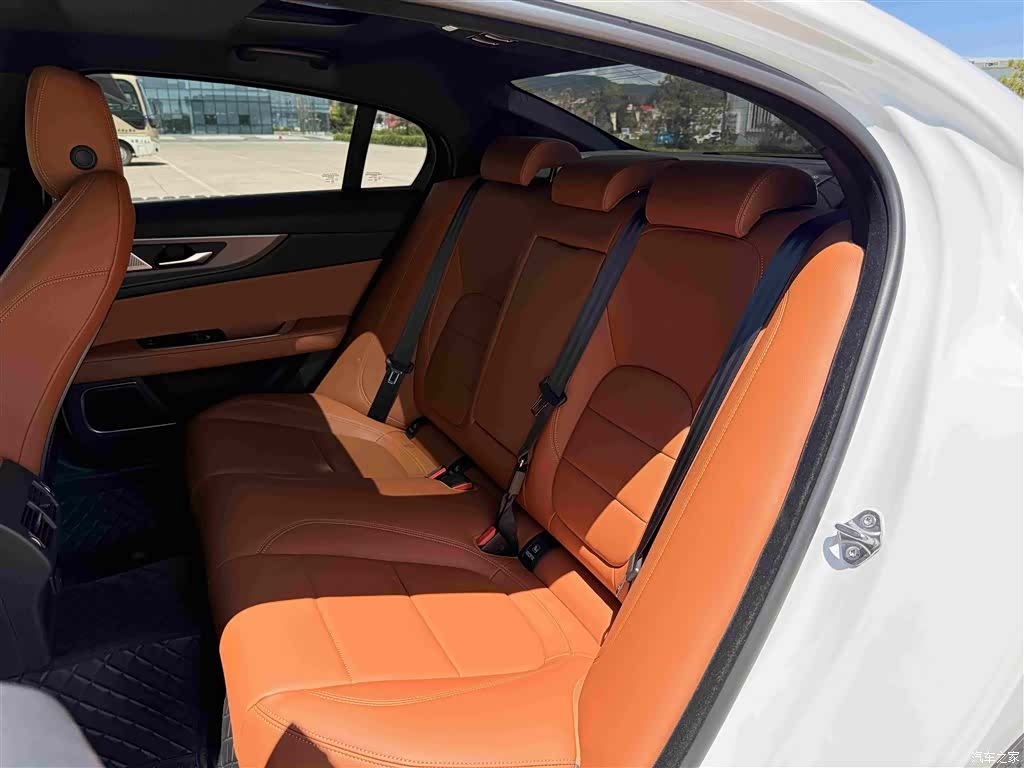 Land Rover XEL, 2025 12