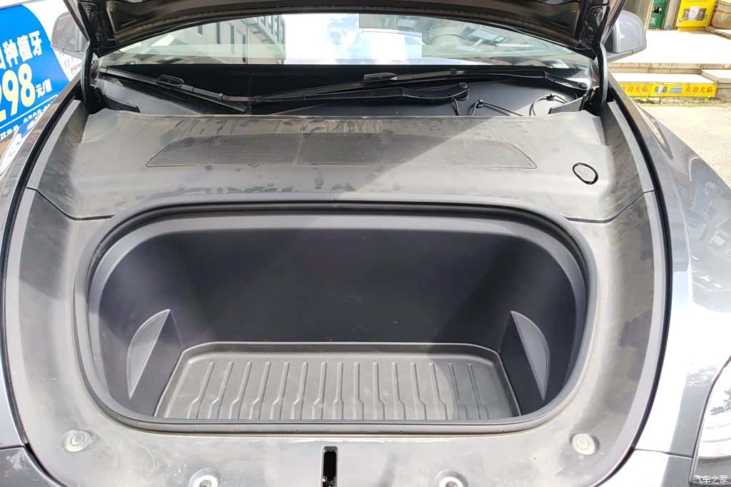 Tesla Model Y, 2025 10