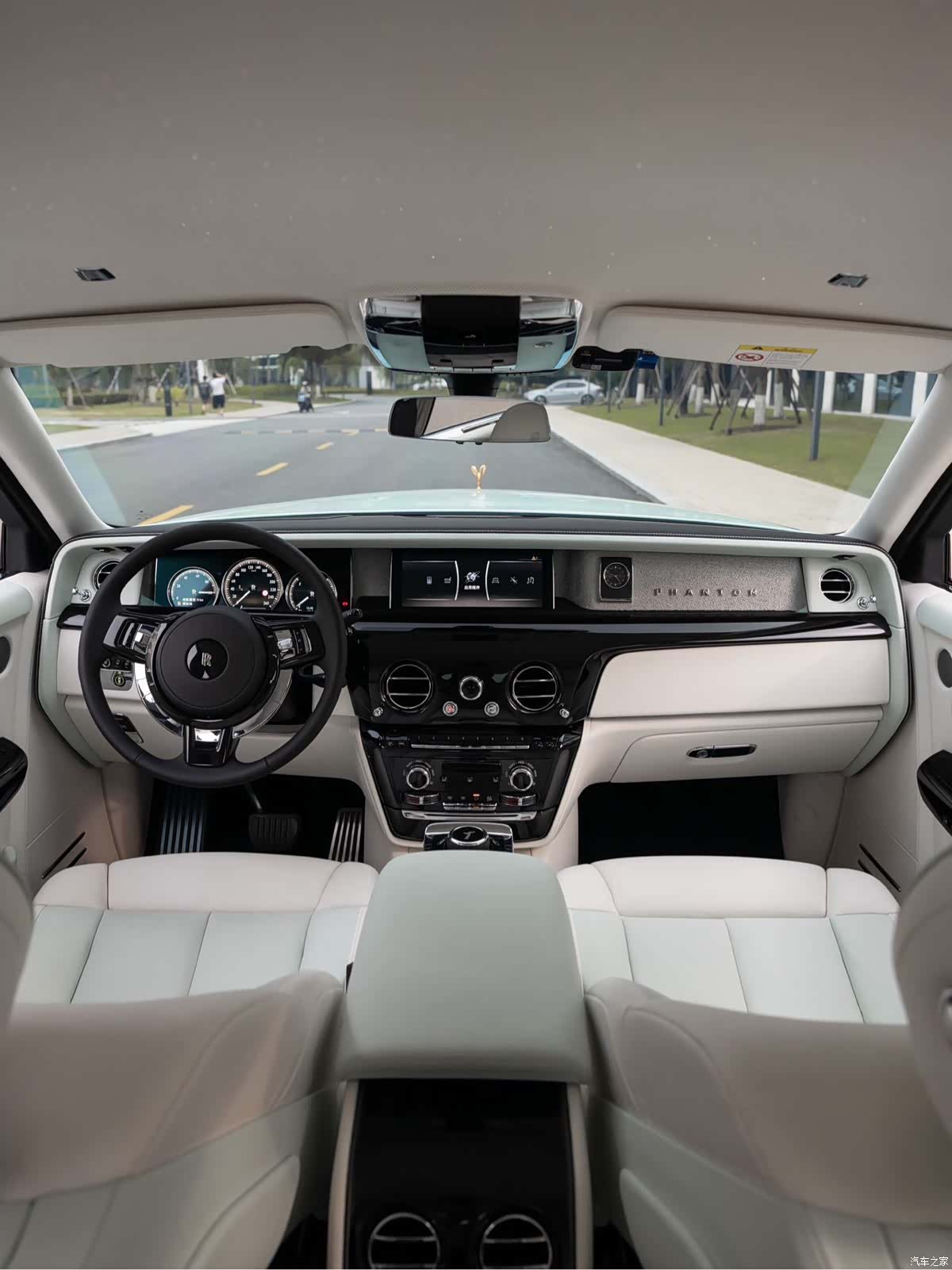 Rolls-Royce Phantom, 2024 12