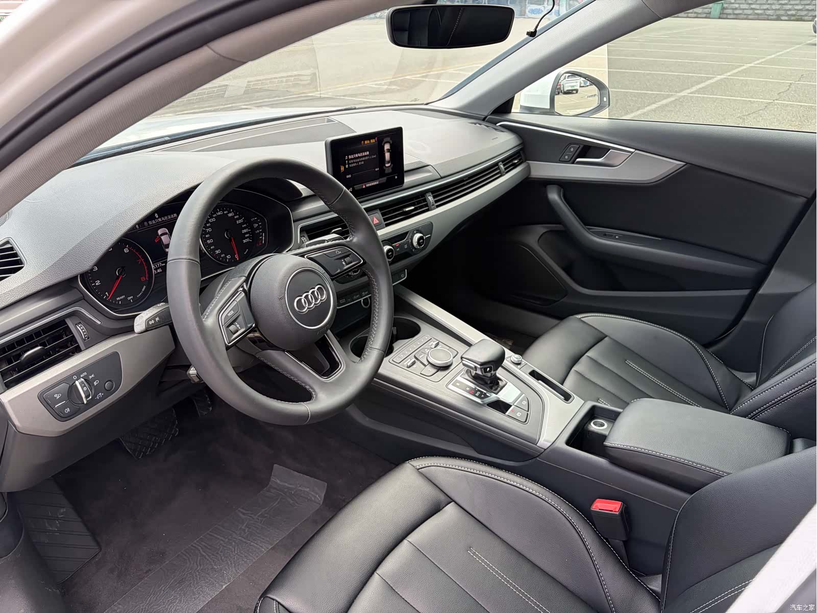 Audi A4L, 2019 все фото