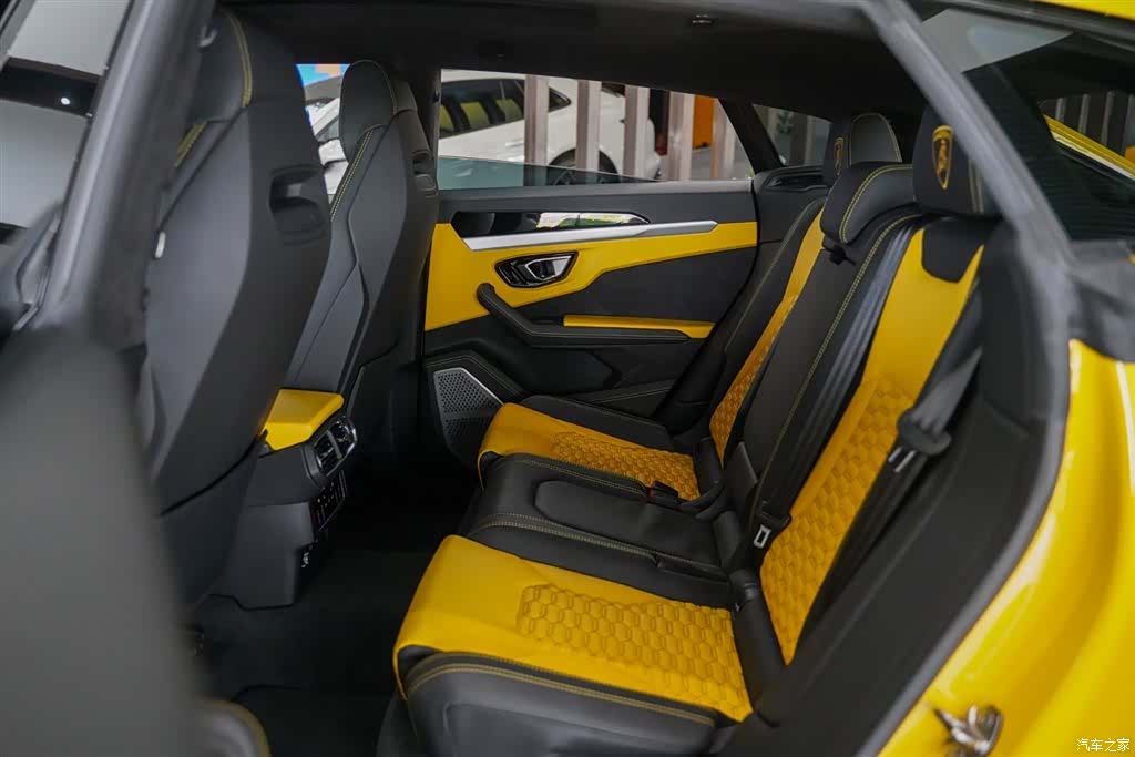 Lamborghini Urus, 2023 3