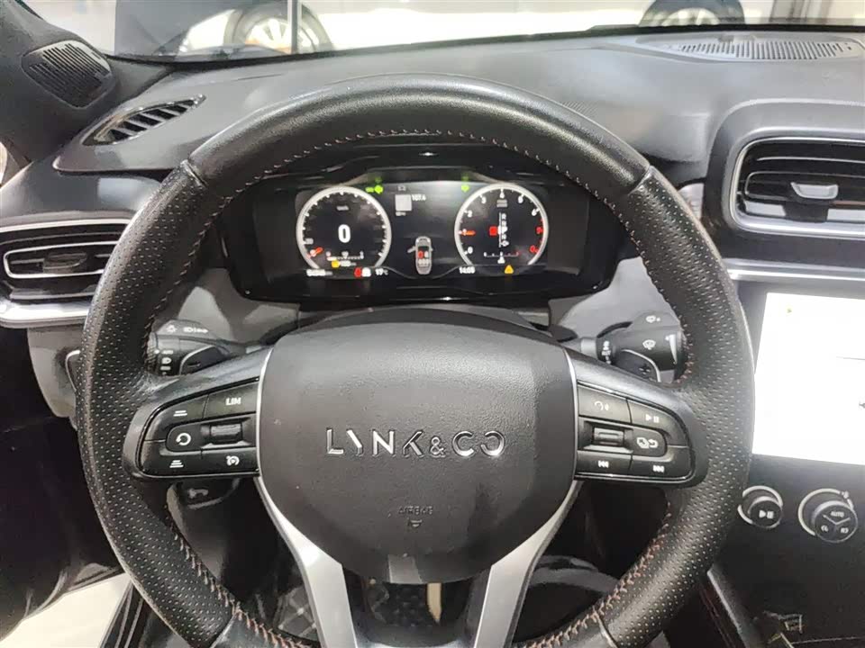 Lynk & Co 03