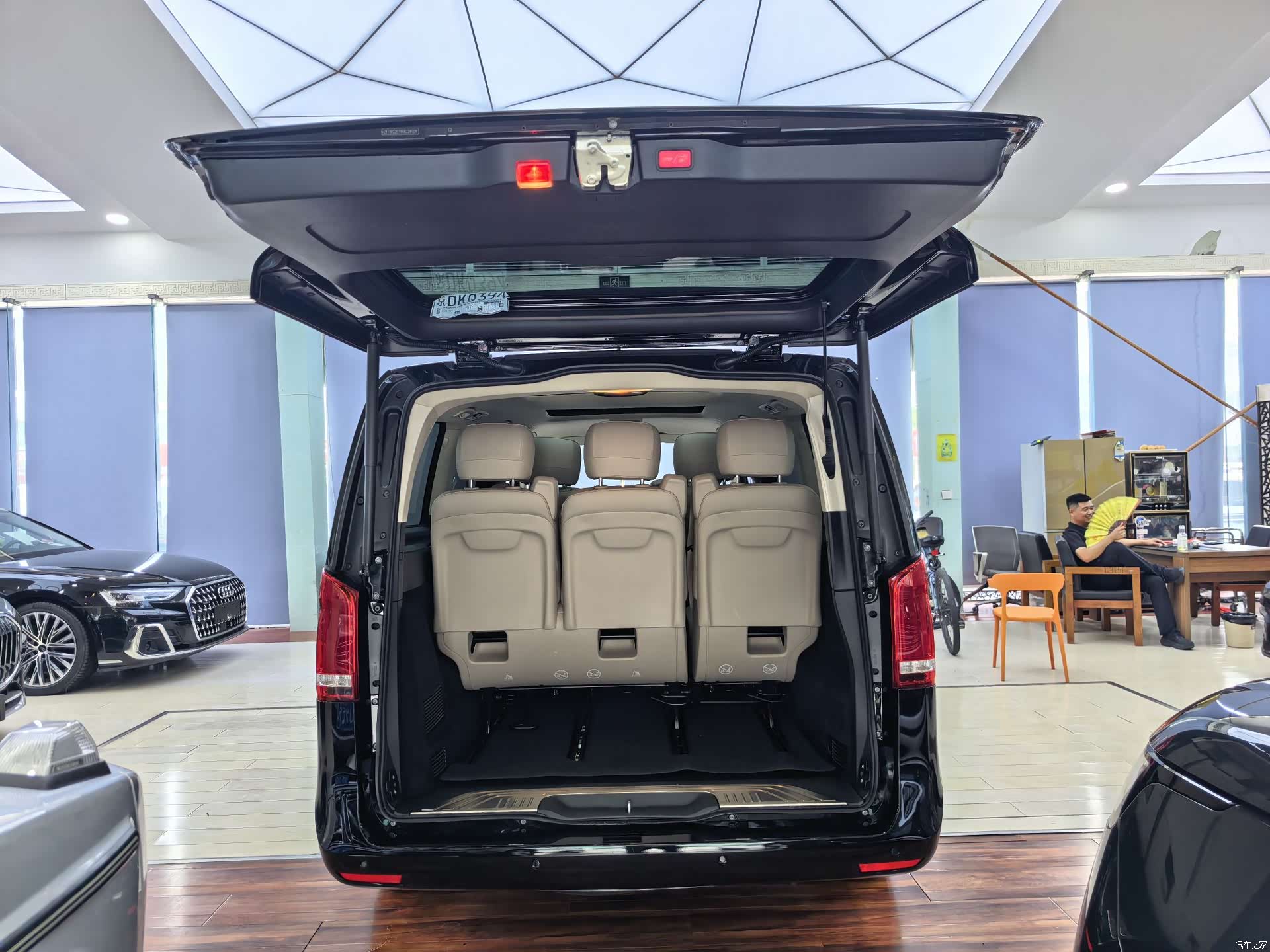 Mercedes-Benz V-Class, 2024 14