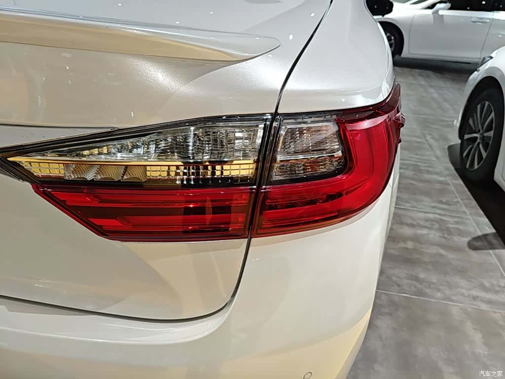 Lexus ES, 2018 8