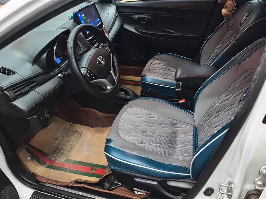 Toyota YARiS L to enjoy