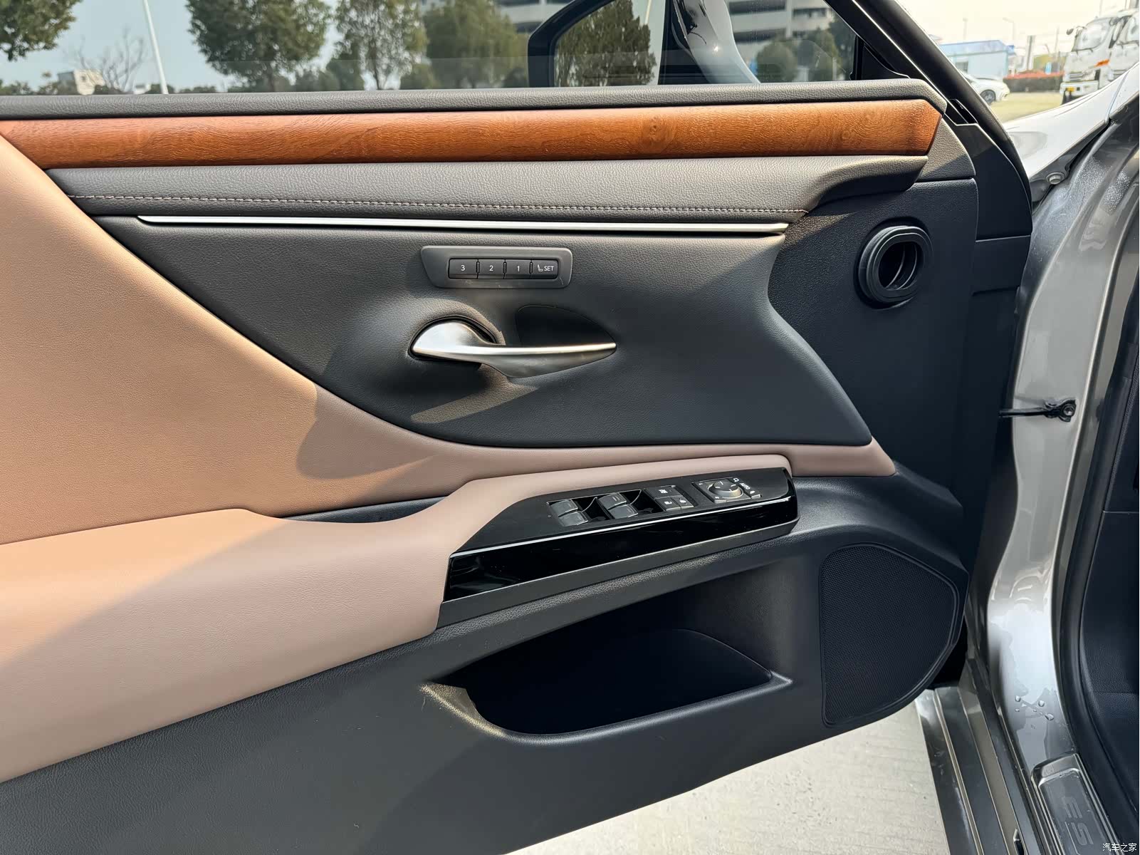 Lexus ES, 2024 4