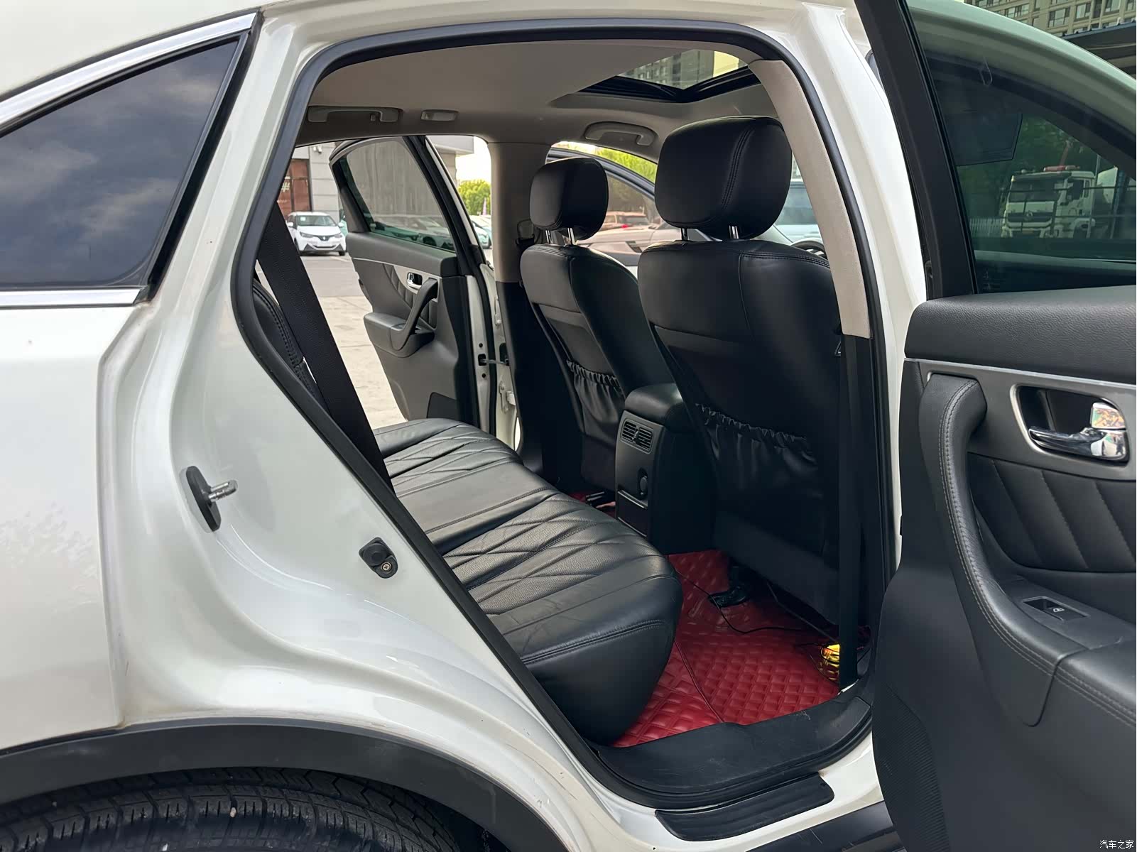 Infiniti FX37, 2013 10