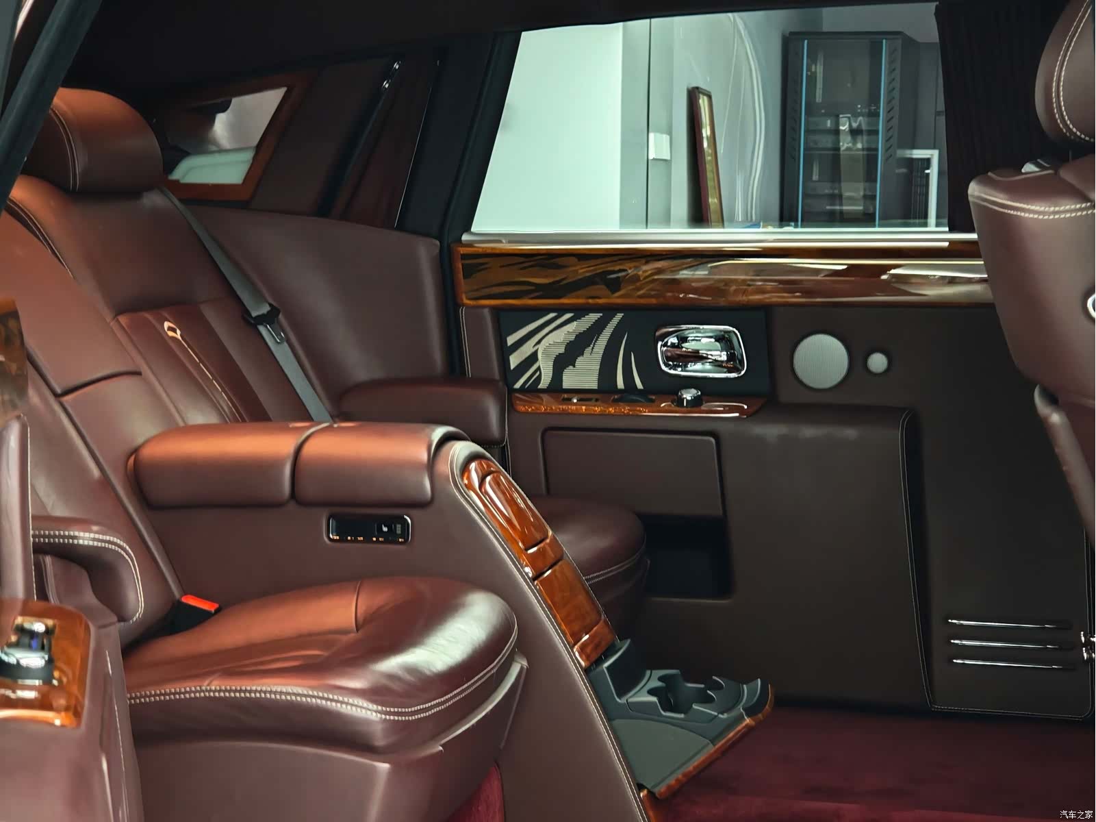 Rolls-Royce Phantom, 2016 11