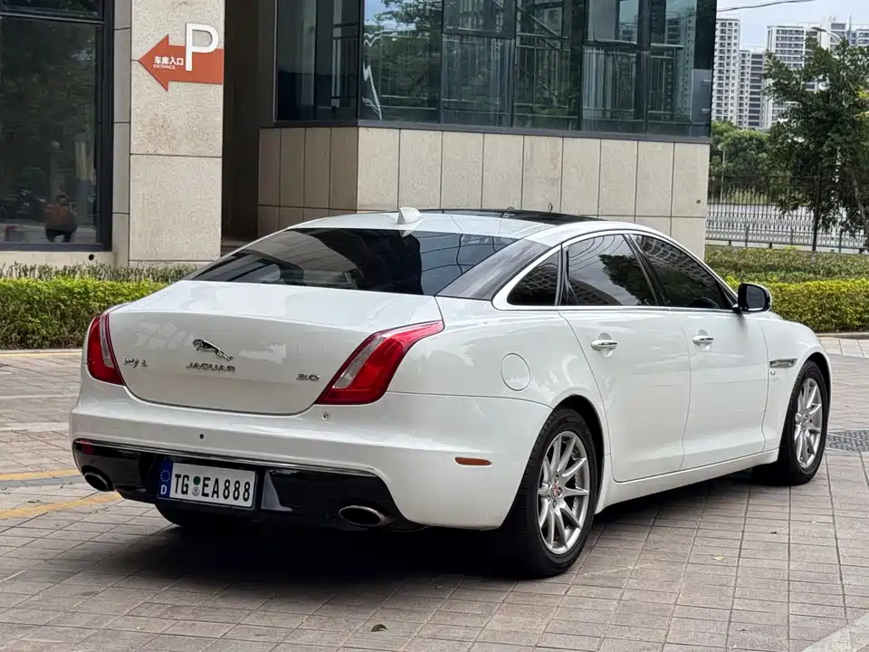 Jaguar XJ
