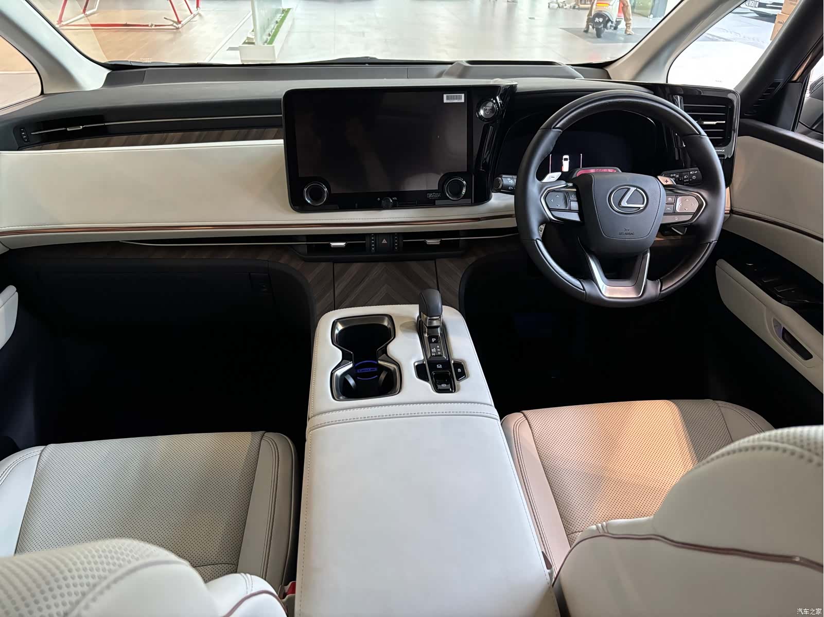 Lexus LM, 2025 7