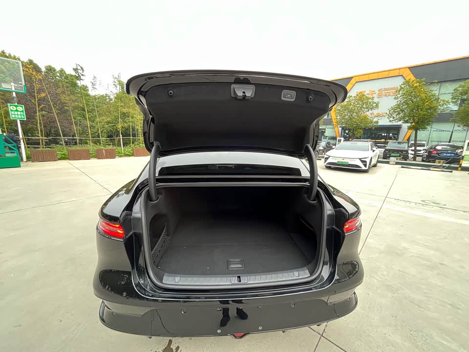 VOYAH Lantu chasing light