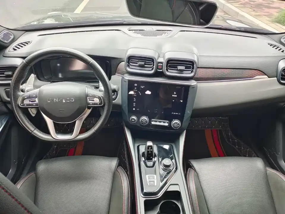 Lynk & Co 03