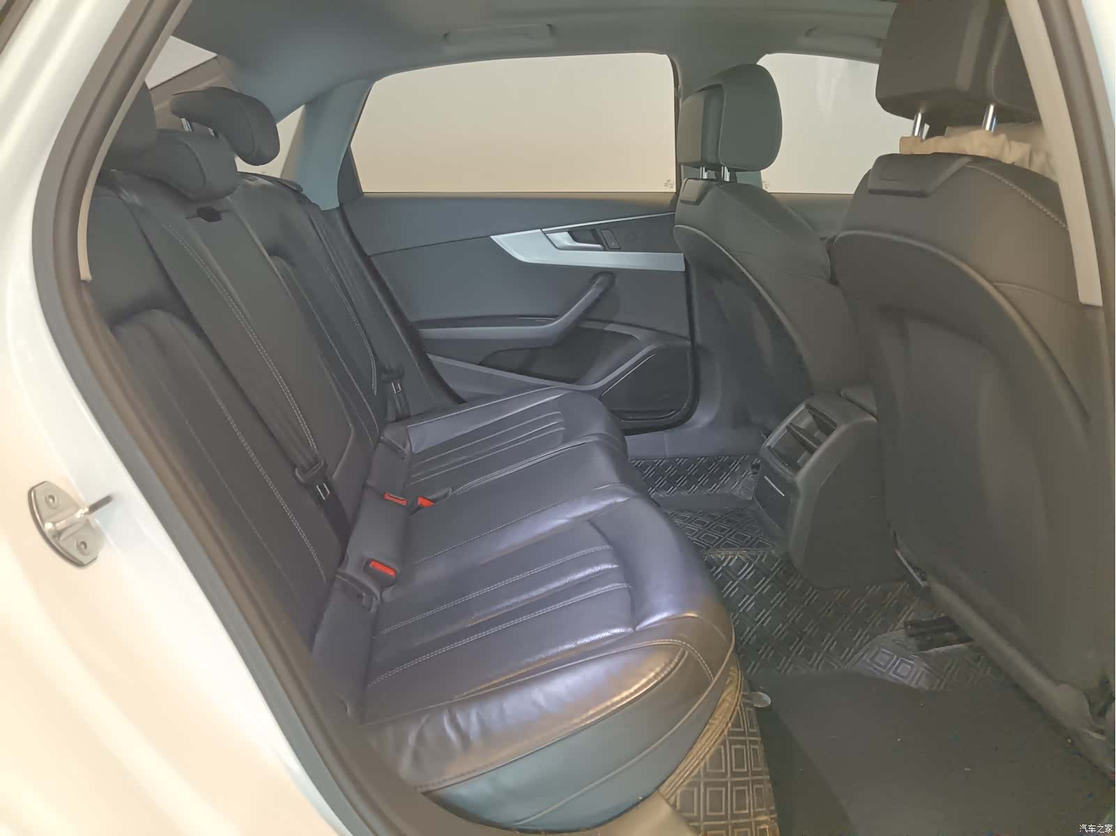 Audi A4L, 2022 все фото