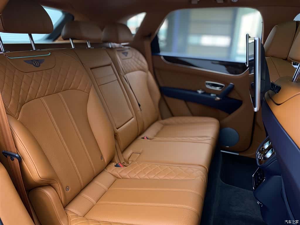 Bentley Bentayga, 2018 12