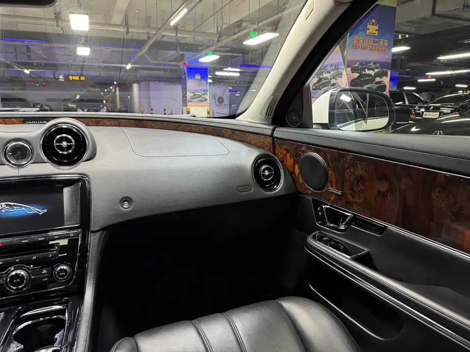 Jaguar XJ Jaguar XJ