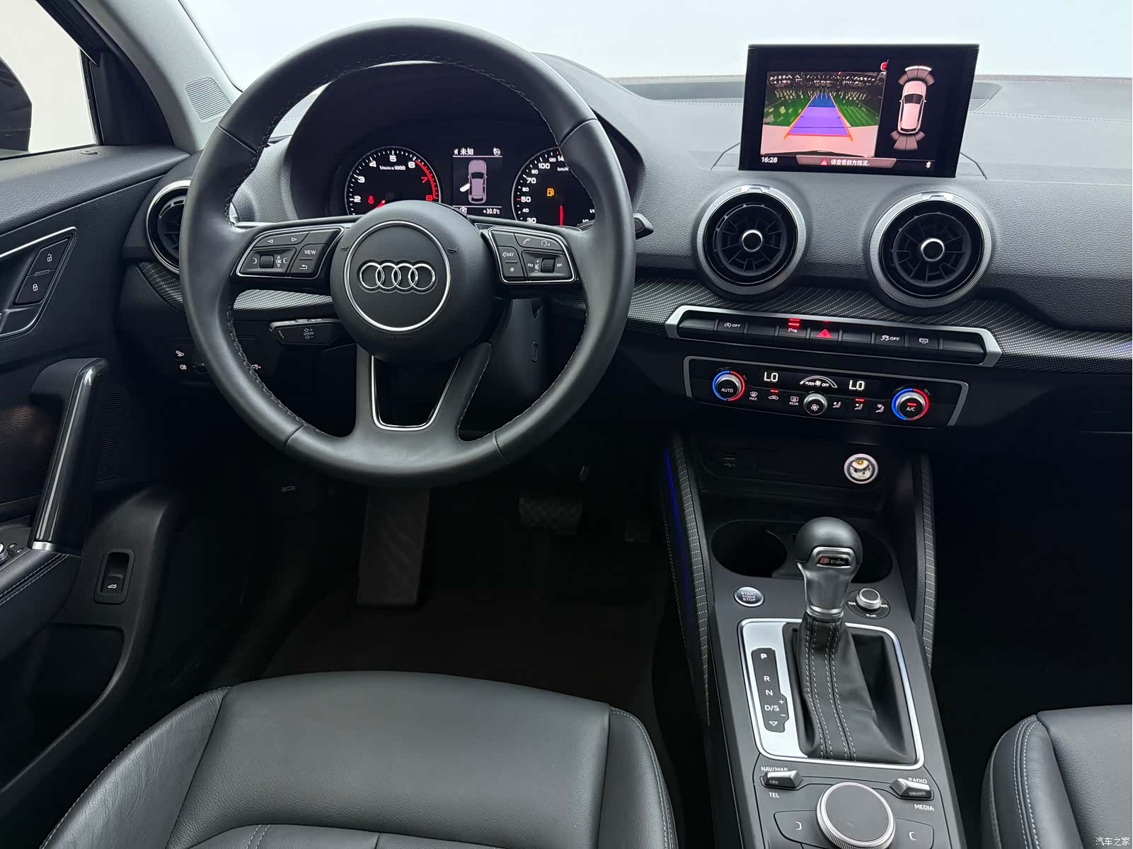 Audi Q2L, 2023 10