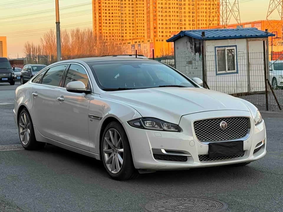 Jaguar XJ