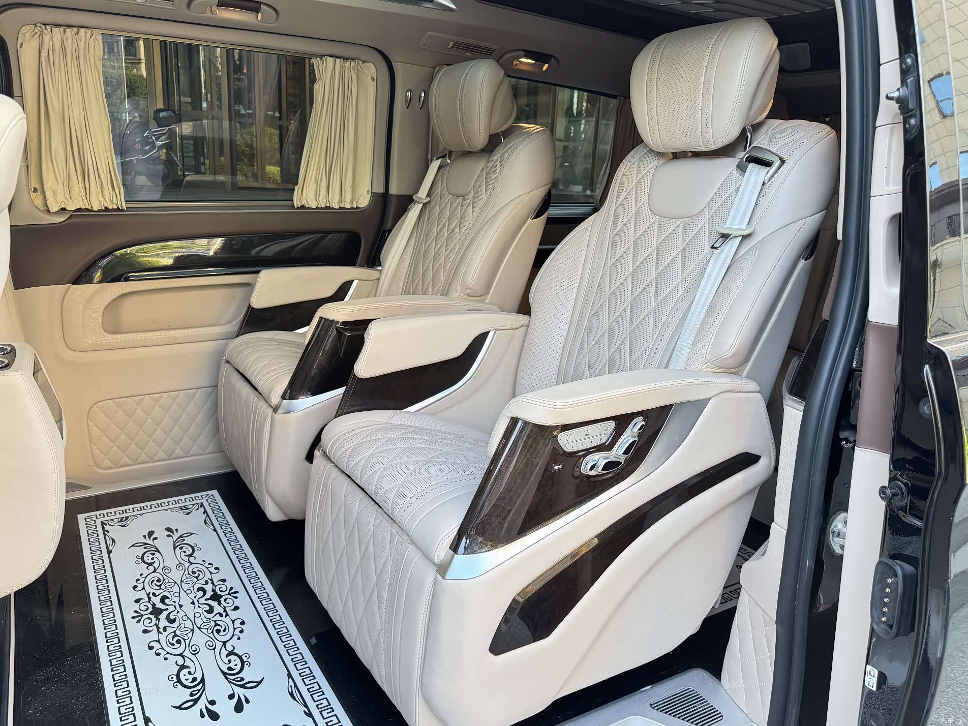 Mercedes-Benz 7, 2022 8