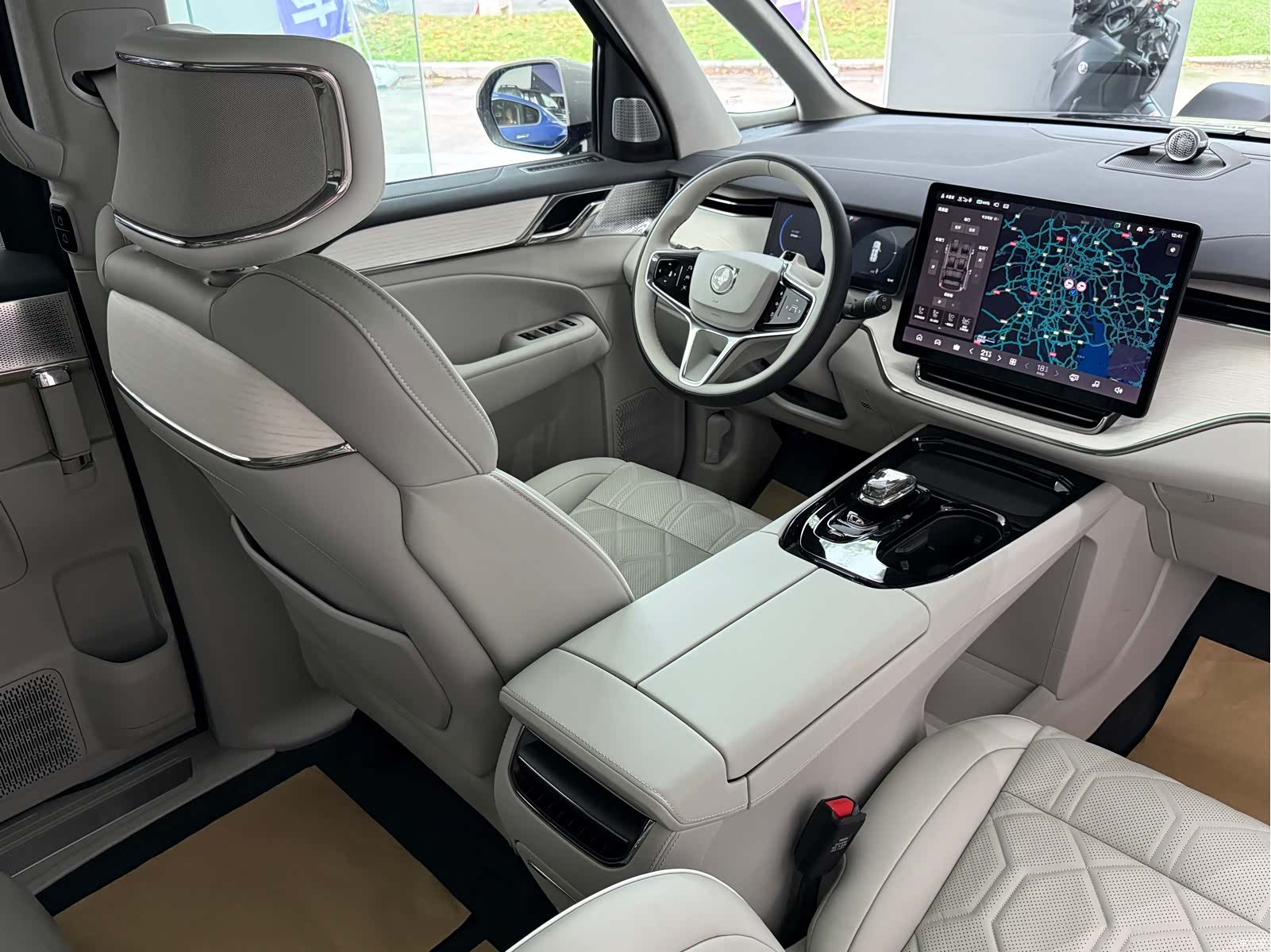 Volvo EM90, 2024 все фото