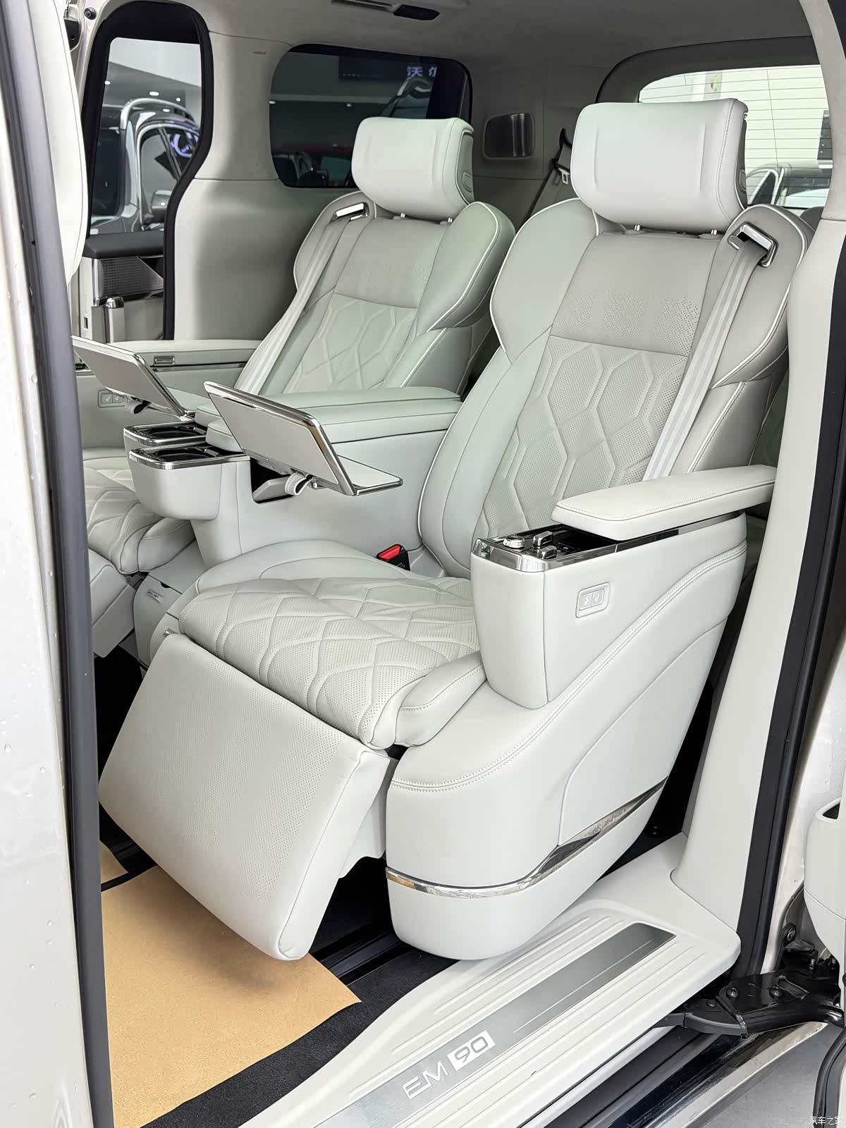 Volvo EM90, 2024 10
