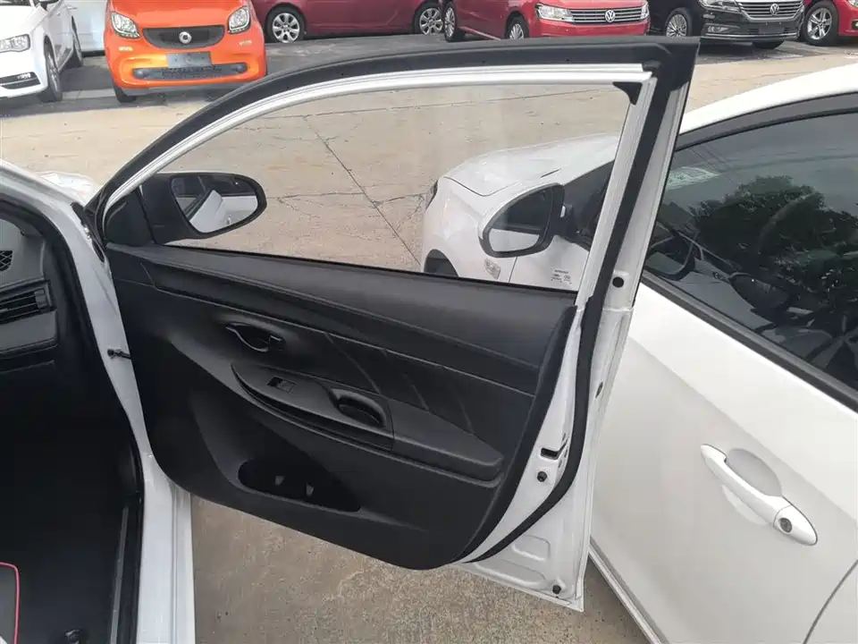 Toyota YARiS L to enjoy