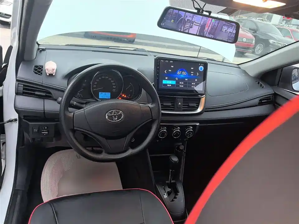 Toyota YARiS L to enjoy