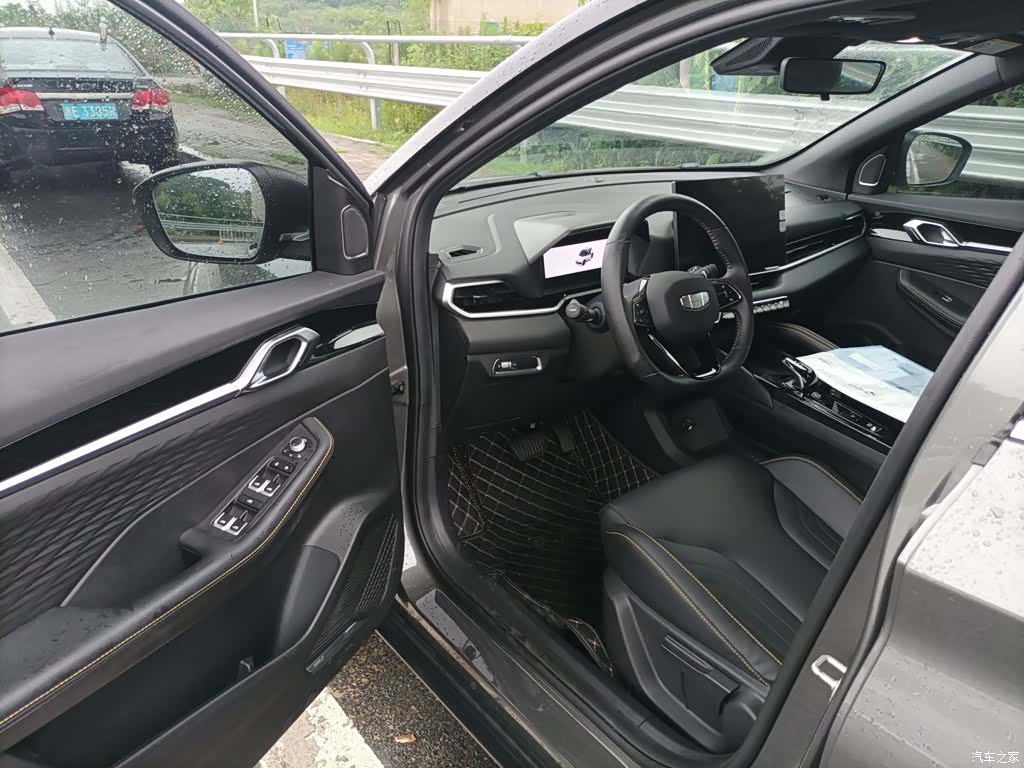 Geely Coolray, 2025 12