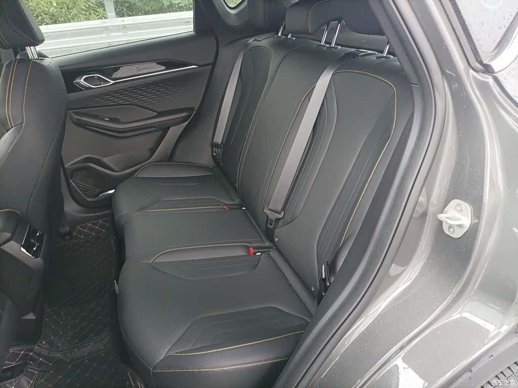 Geely Coolray, 2025 13