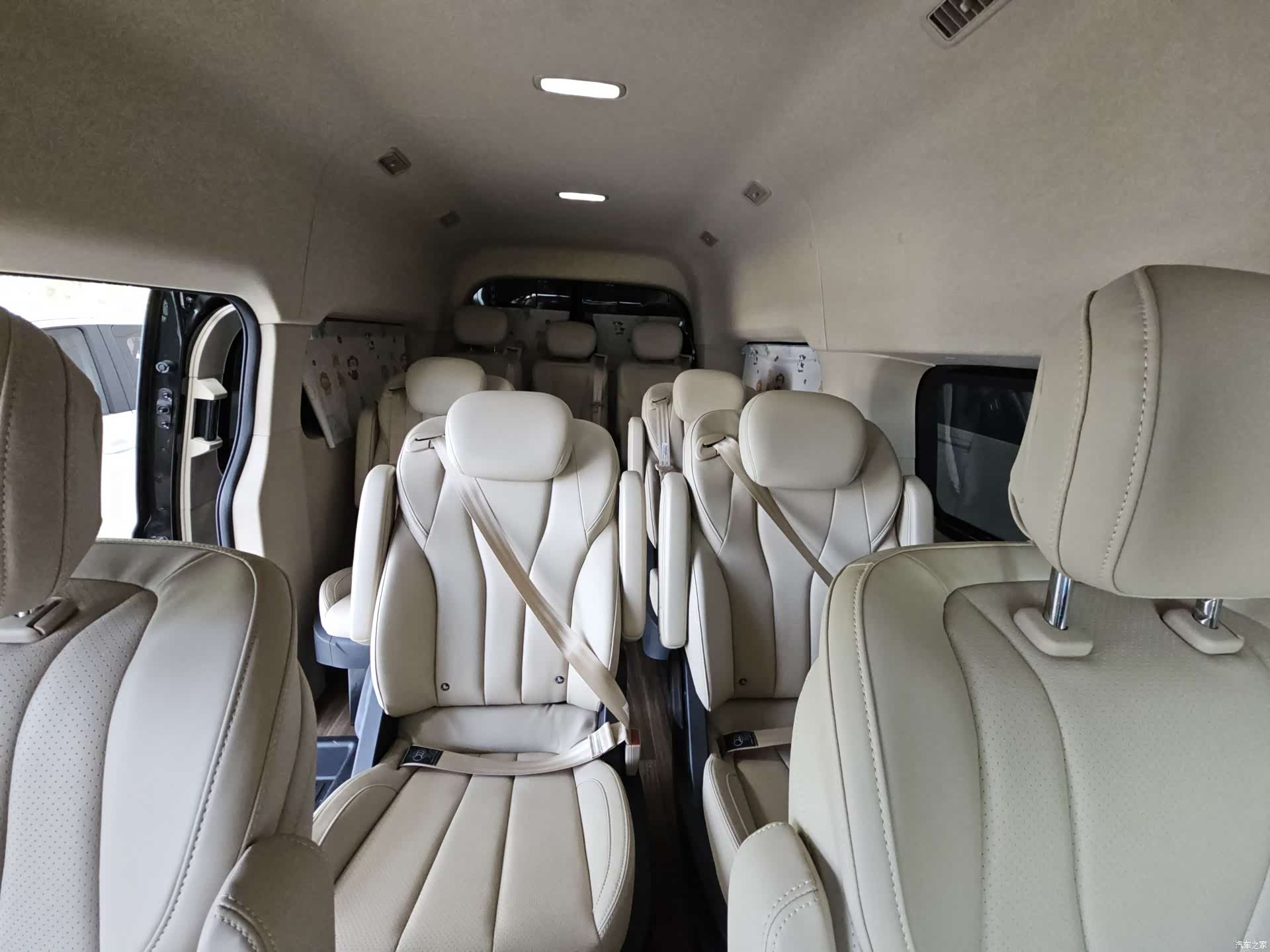 Maxus EV70, 2025 10