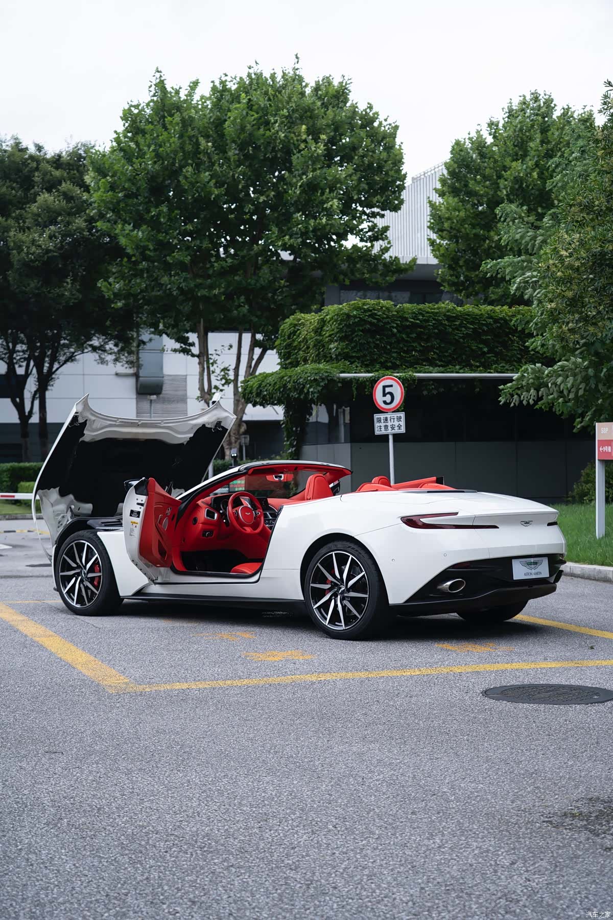 Aston Martin DB11, 2020 8