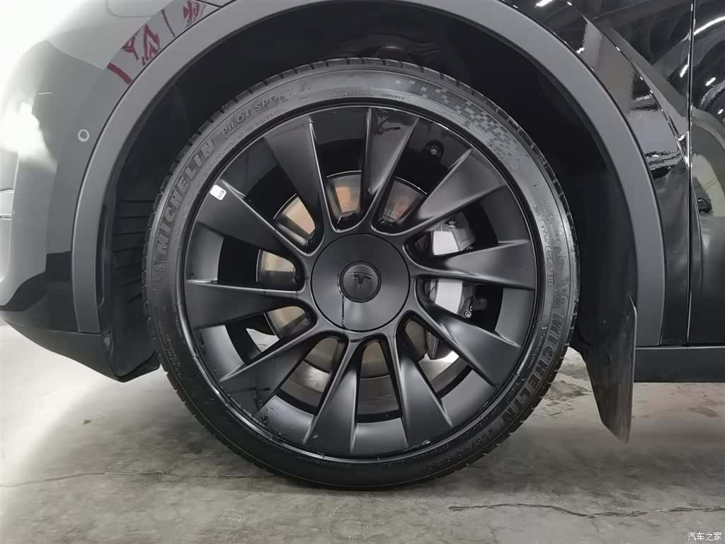 Tesla Model Y, 2023 17