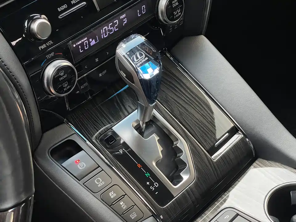 Lexus LM