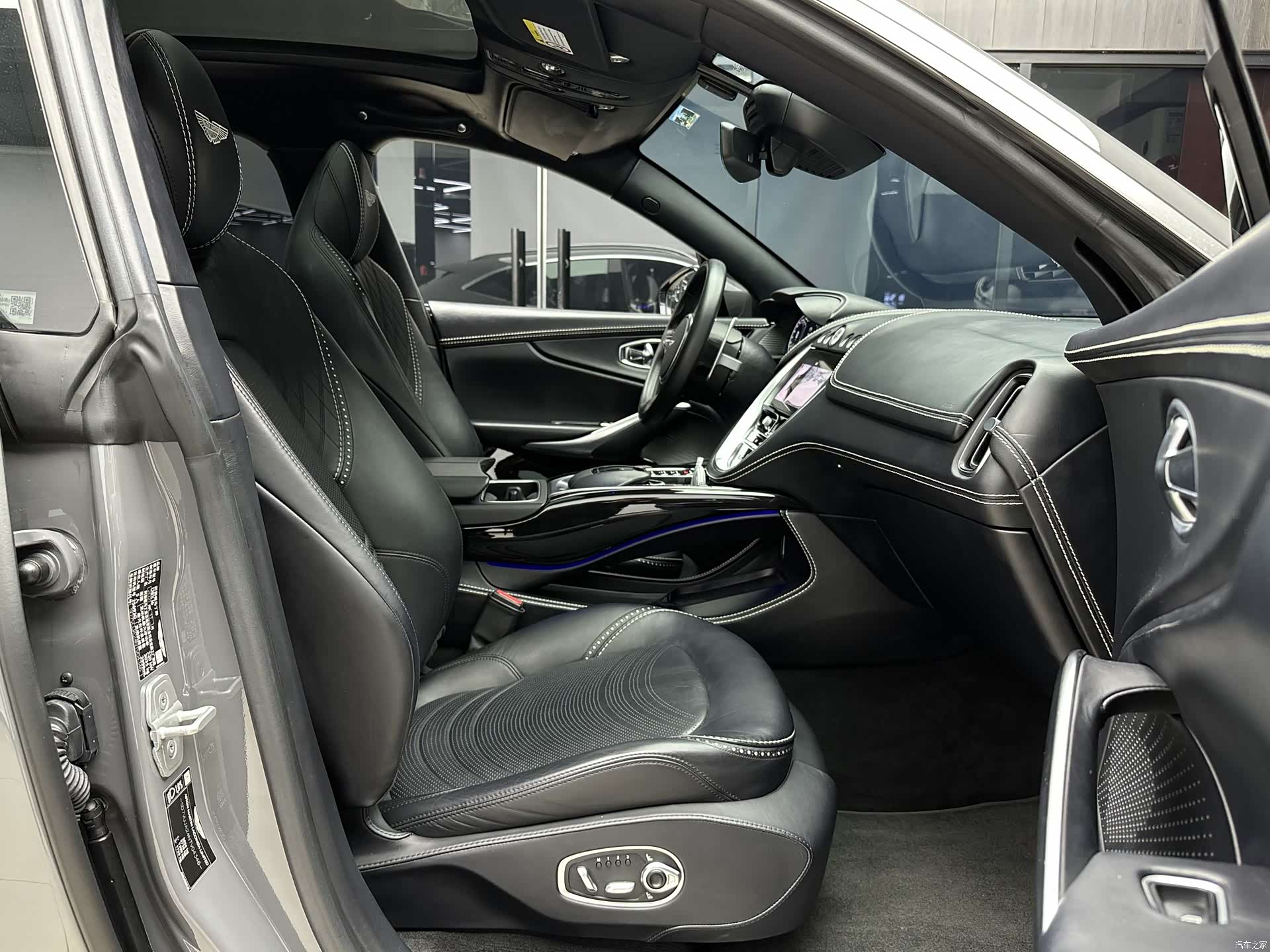 Aston Martin DBX, 2022 13