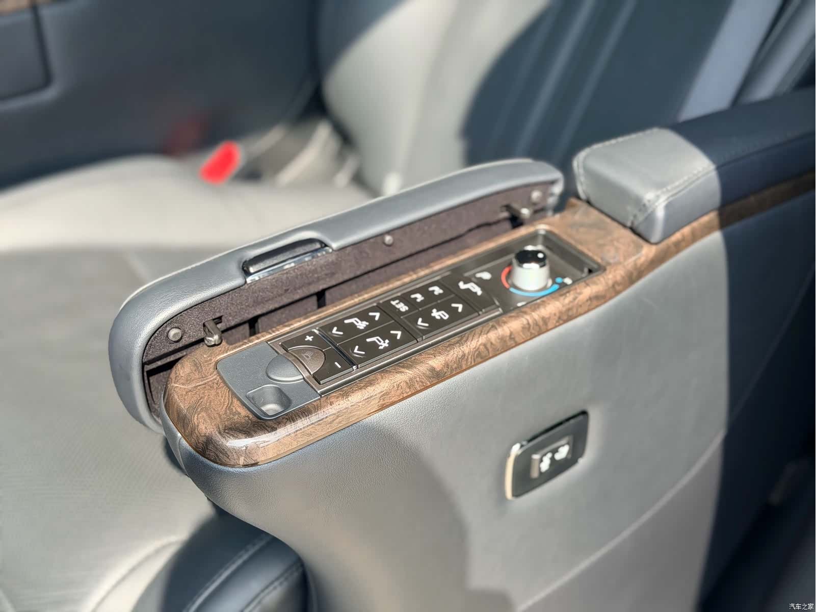 Toyota Alphard, 2023 15