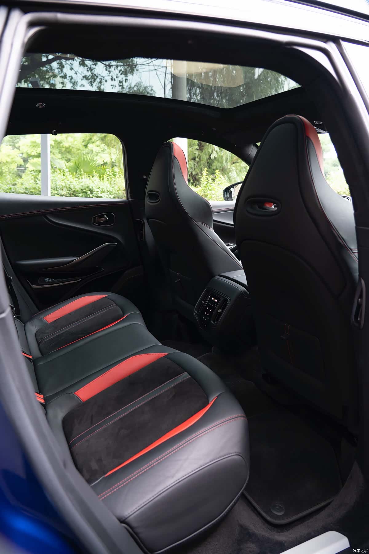 Aston Martin DBX, 2024 17