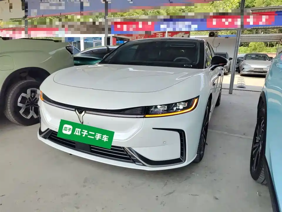 VOYAH Lantu chasing light