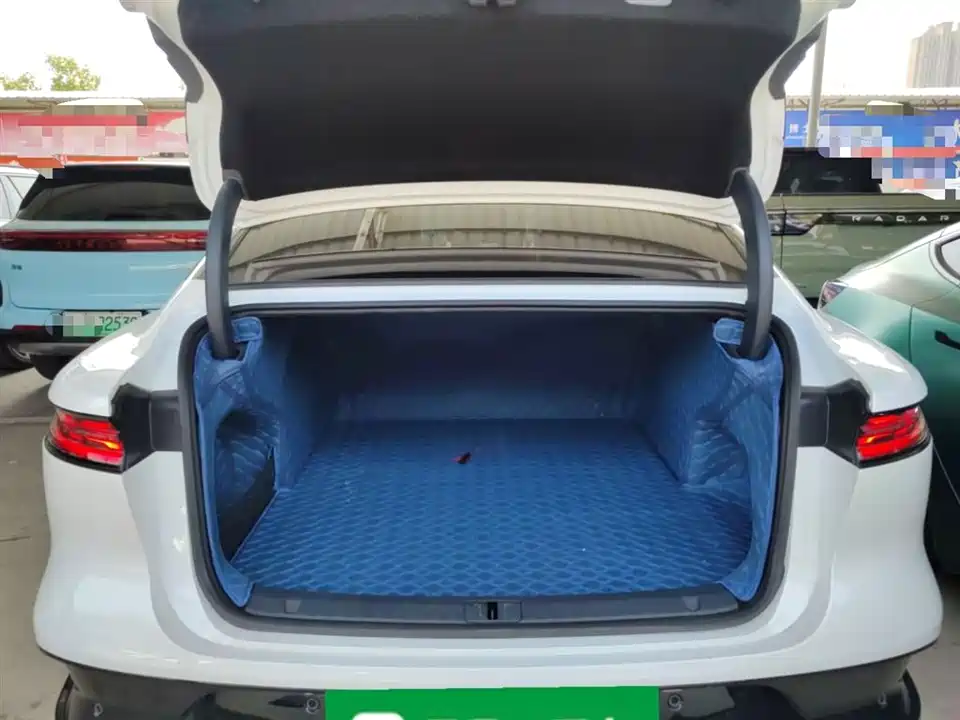 VOYAH Lantu chasing light