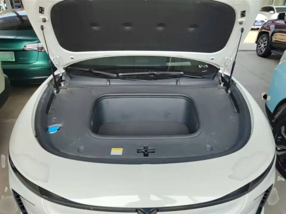 VOYAH Lantu chasing light