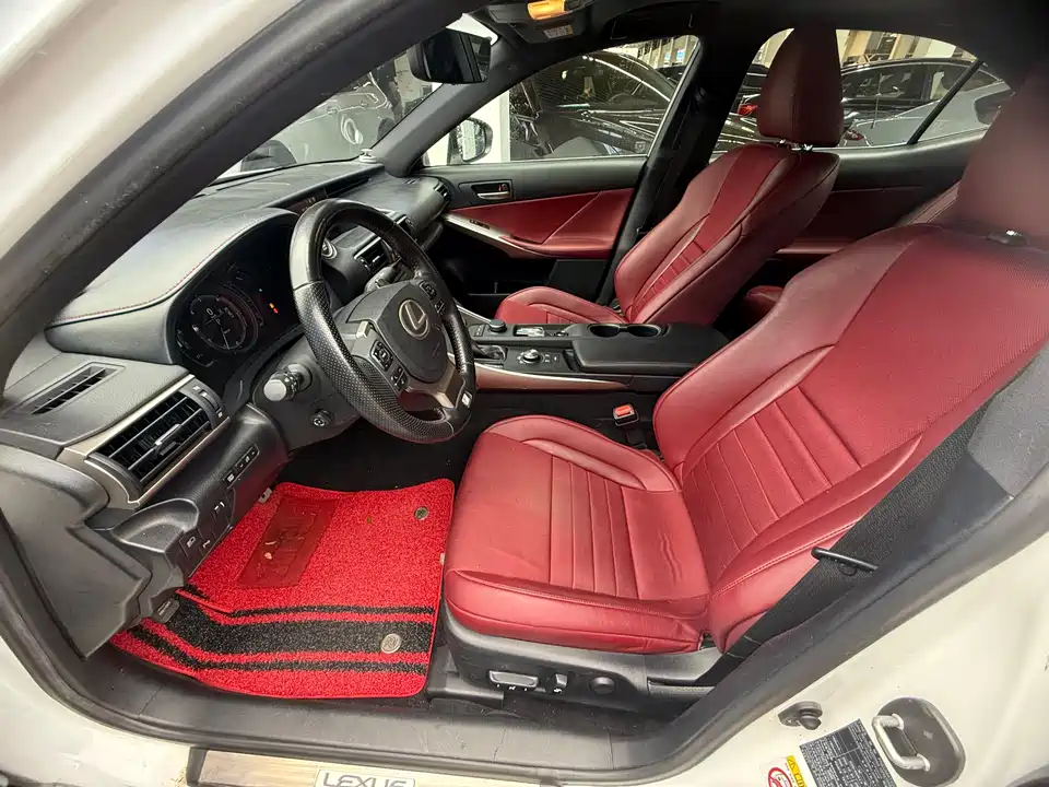 Lexus IS