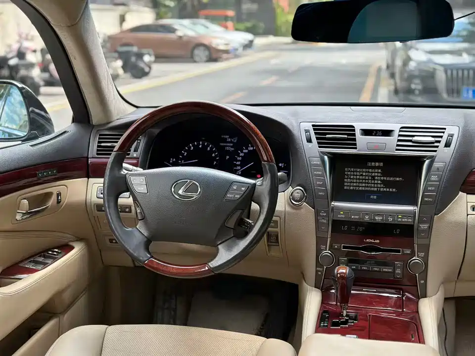 Lexus LS