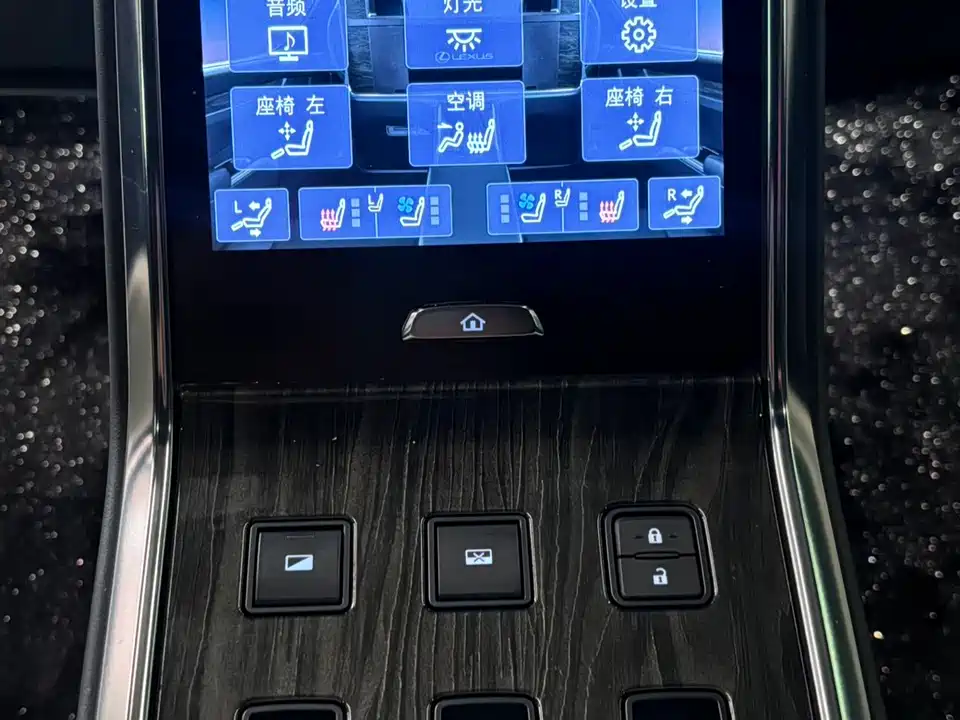 Lexus LM