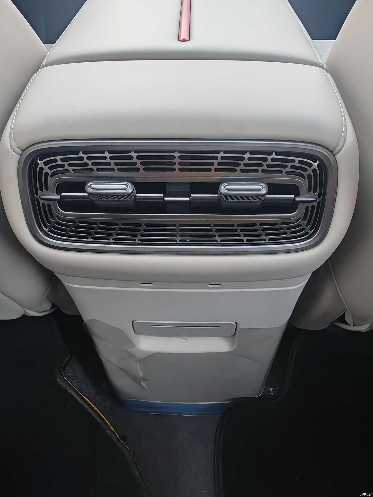 Hongqi HS6, 2026 11