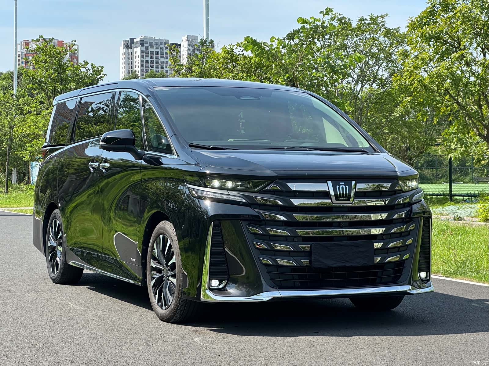 Toyota Alphard, 2024 3