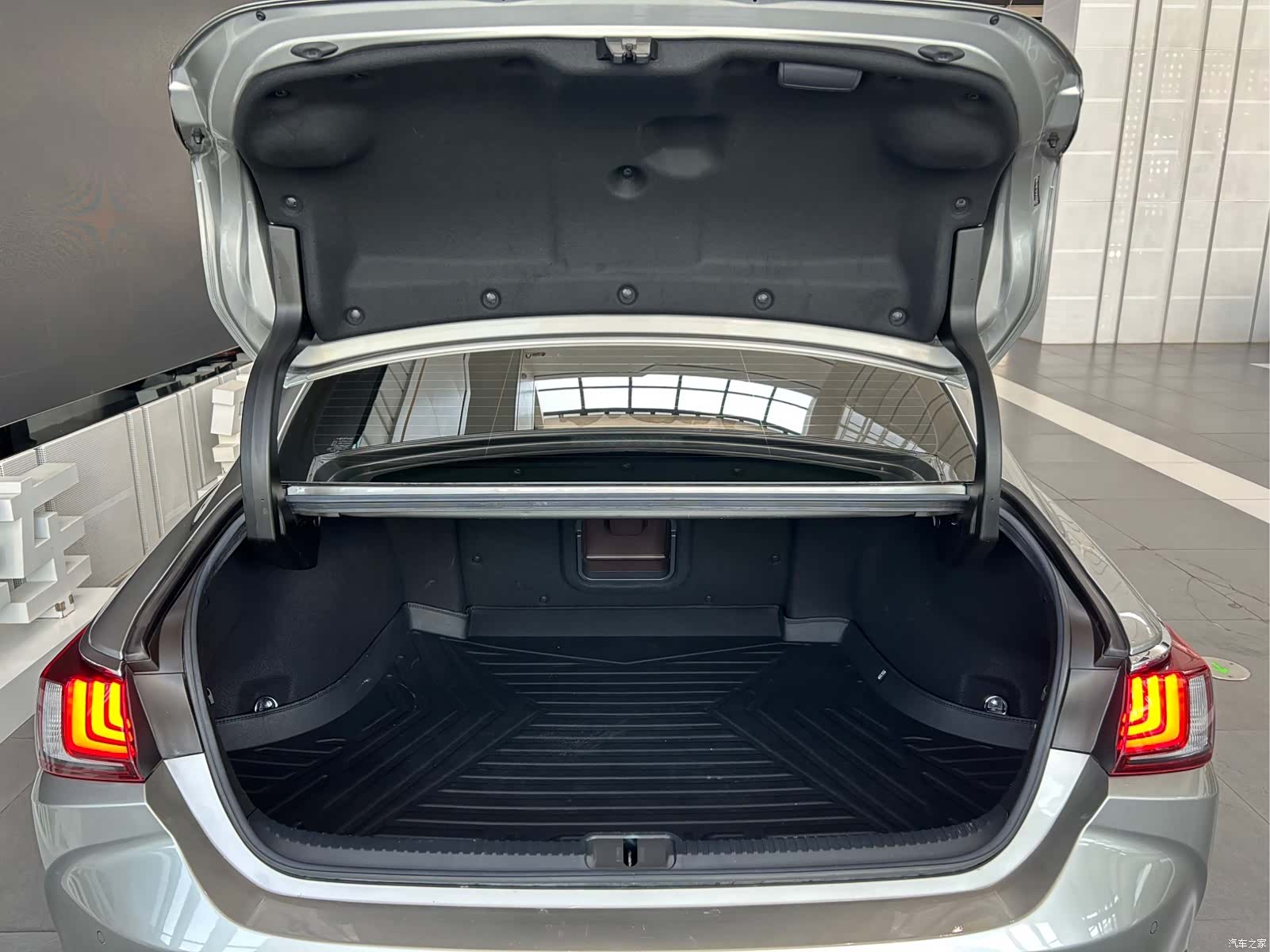 Lexus ES, 2019 19